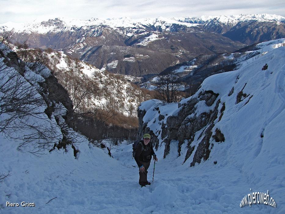 10 Saliamo dal ripido canalino.jpg